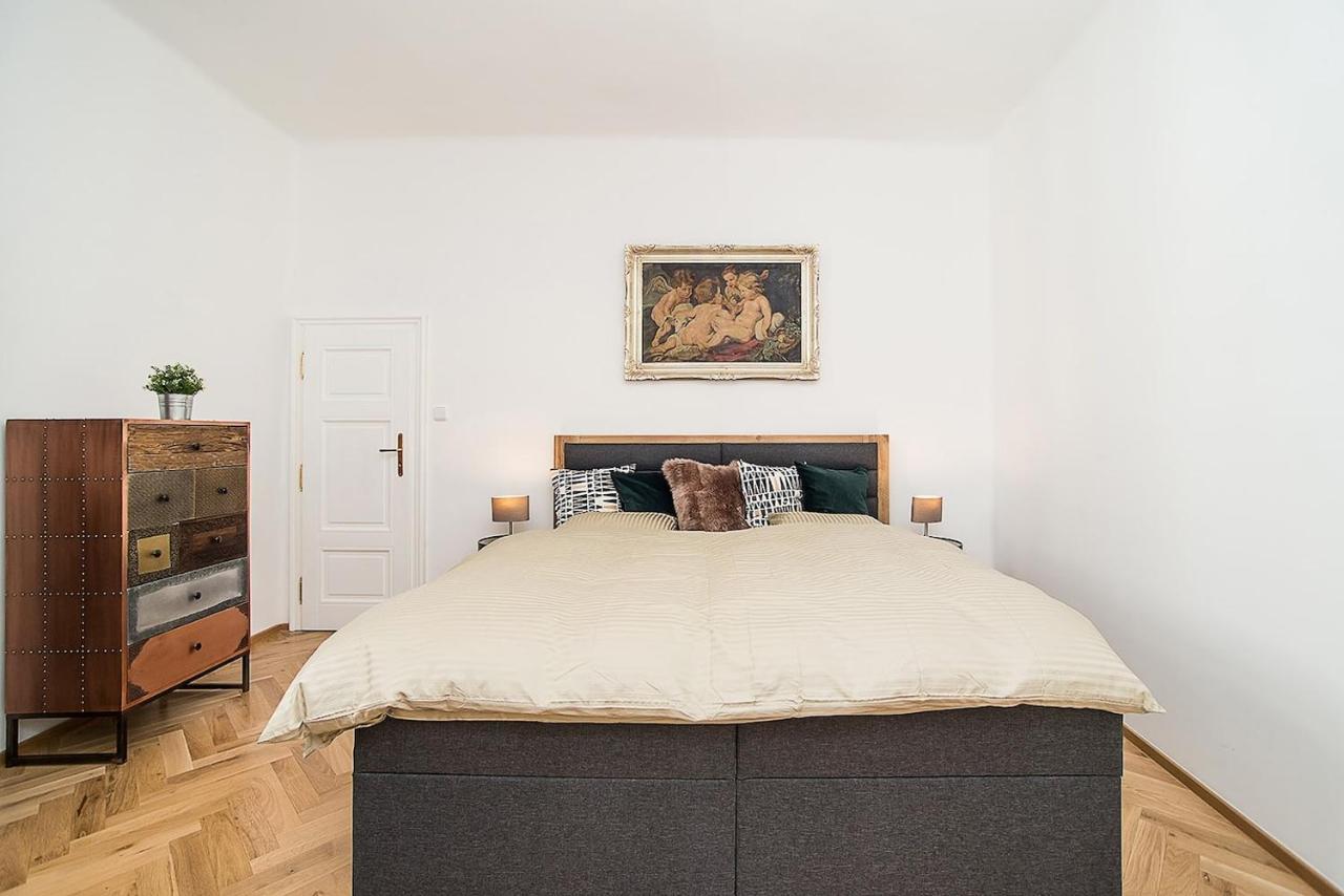 Newly Renovated 1-Bed Apartment At Charles Bridge Prag Exterior foto